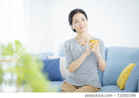 Female living room in her 50s 72080299