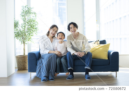 家庭的客廳 72080672