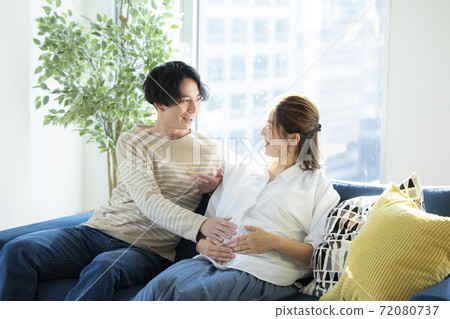 撫摸一對夫婦孕婦肚子 撫摸一對夫婦孕婦肚子 72080737