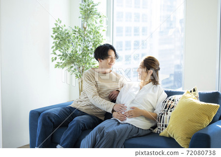 撫摸一對夫婦孕婦肚子 撫摸一對夫婦孕婦肚子 72080738