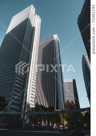 晴朗的秋天的天空下的新宿子中心十字路口摩天大樓街2020.11 e-3電影風格 晴朗的秋天的天空下的新宿子中心十字路口摩天大樓街2020.11 e-3電影風格 72081295