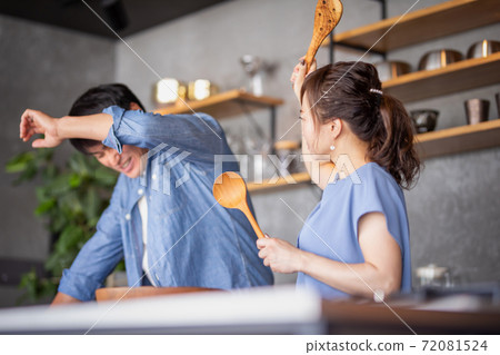 一個戰鬥的男人和女人 一個戰鬥的男人和女人 72081524