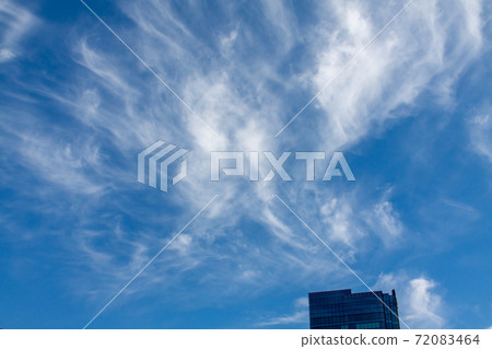 Blue sky and cirrus clouds over the building 72083464