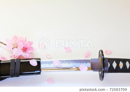 櫻花風吹和日本劍 櫻花風吹和日本劍 72083709