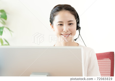 接聽電話的一個少婦 接聽電話的一個少婦 72083819