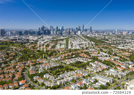 Aerial photo of Melbourne CBD and luxury homes Aerial photo of Melbourne CBD and luxury homes 72084129