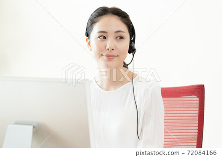接聽電話的一個少婦 接聽電話的一個少婦 72084166