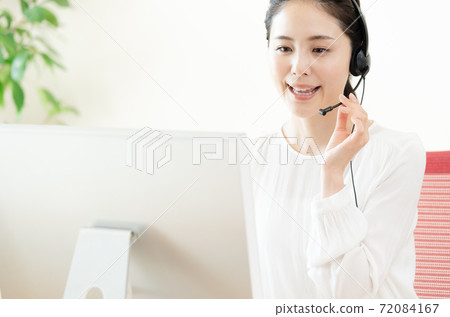 接聽電話的一個少婦 72084167