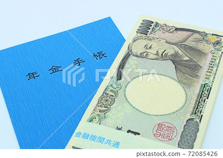 [到有關社會保障和養老金問題的文章的縮略圖]養老金筆記本和一百萬日元 72085426