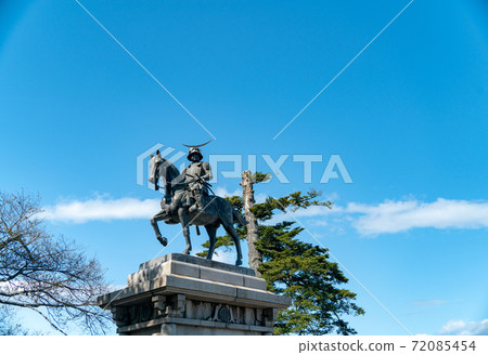 青葉城遺址，藍藍的天空中的日期棗正武士雕像宮城仙台 72085454