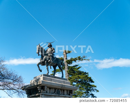 青葉城遺址，藍藍的天空中的日期棗正武士雕像宮城仙台 72085455
