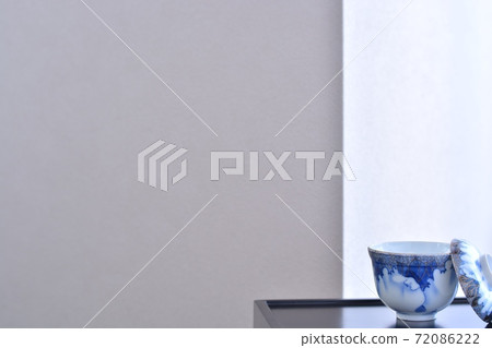 伊万裡(Imari)古董陶瓷器,帶蓋的漆碗在陳列架上(複製空間,柔焦) 伊万裡(Imari)古董陶瓷器,帶蓋的漆碗在陳列架上(複製空間,柔焦) 72086222