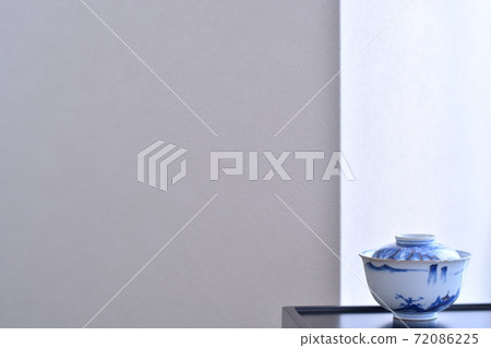 伊万裡（Imari）古董陶瓷器，帶蓋的漆碗在陳列架上（複製空間，柔焦） 72086225