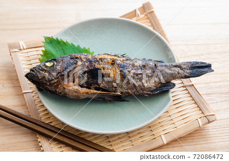 Grilled fish Gaya grilled with salt 72086472