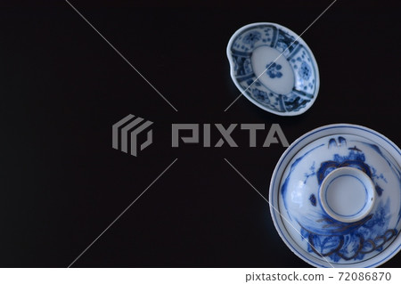 古色古香的Imari商品陶瓷在黑背景（軟的焦點）計劃有蓋的一個碗和一塊小板材 72086870