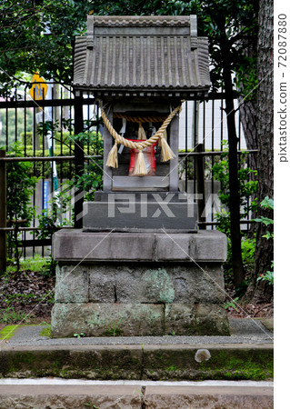 東京大田區南千塚的Washokuike公園,從Saigo Nanshu博士的前面垂直拍攝 東京大田區南千塚的Washokuike公園,從Saigo Nanshu博士的前面垂直拍攝 72087880