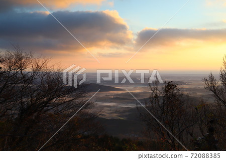 從筑波山和風折山口向石岡市方向的朝霧景色 從筑波山和風折山口向石岡市方向的朝霧景色 72088385