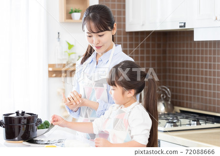 Family moms and girls making rice balls Family moms and girls making rice balls 72088666