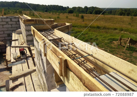 Laying reinforcement on the already erected wall Laying reinforcement on the already erected wall 72088987