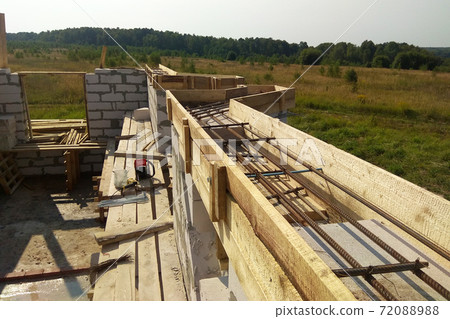 Laying reinforcement on the already erected wall 72088988