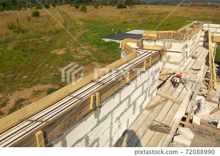 Laying reinforcement on the already erected wall 72088990