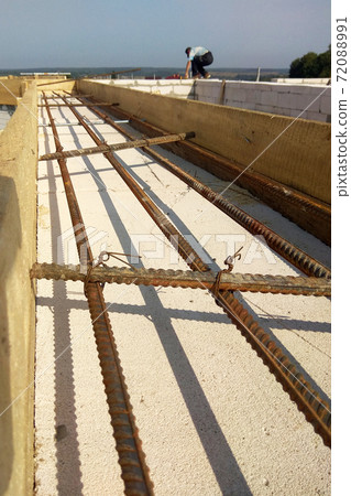 Laying reinforcement on the already erected wall 72088991