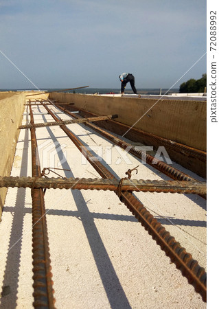 Laying reinforcement on the already erected wall Laying reinforcement on the already erected wall 72088992