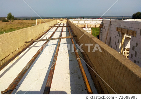 Laying reinforcement on the already erected wall Laying reinforcement on the already erected wall 72088993