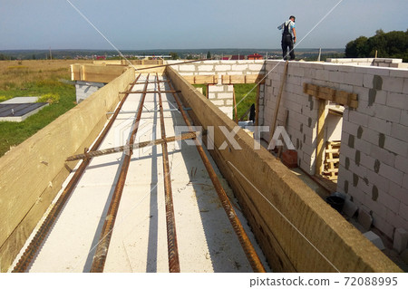Laying reinforcement on the already erected wall Laying reinforcement on the already erected wall 72088995