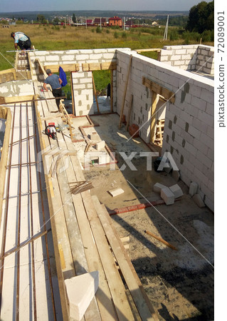 Laying reinforcement on the already erected wall 72089001