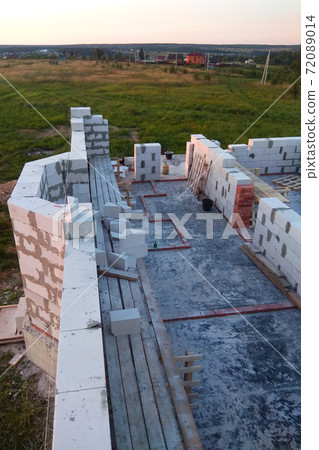 Construction site on which the walls are built of gas concrete blocks Construction site on which the walls are built of gas concrete blocks 72089014
