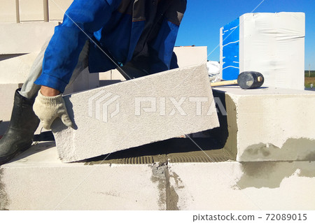 The process of masonry gas blocks to glue with a spatula 72089015