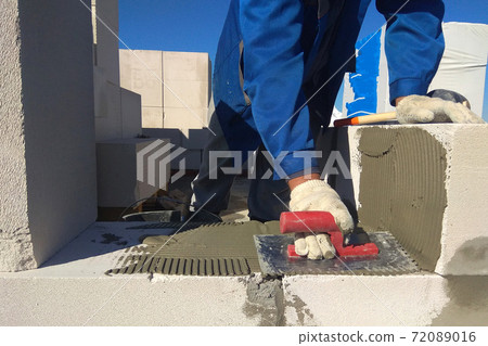 The process of masonry gas blocks to glue with a spatula 72089016