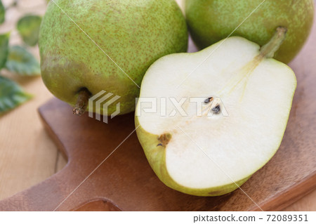 桌上的西洋梨 72089351