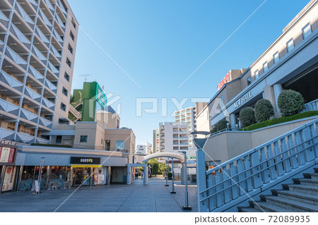 城市景觀:東京板橋區鳴沼站北口前的廣場和城市景觀 城市景觀:東京板橋區鳴沼站北口前的廣場和城市景觀 72089935