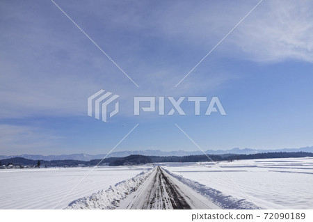 積雪清除的道路 72090189