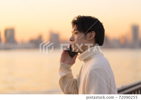 年輕男性智能手機 72090255