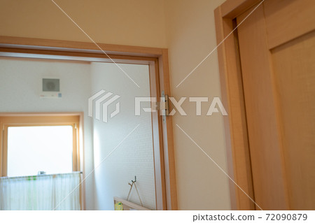 Remove the toilet door Remove the toilet door 72090879