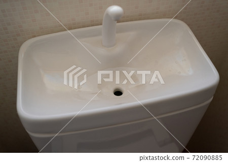 Upper part of toilet tank 72090885