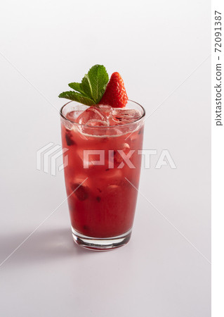 Summer refreshing cocktail with ice. Sparkling water, raspberry puree, lemon Juice, strawberry syrup 72091387