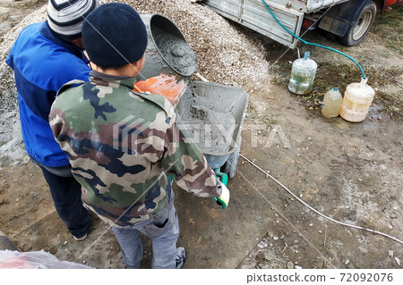 Mobile electric cement mixer and wheelbarrow with cement mortar 72092076