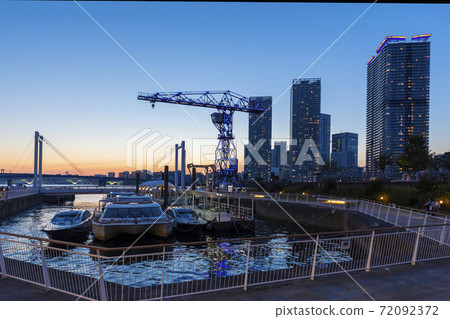 東京丰洲市區碼頭的夜景 72092372