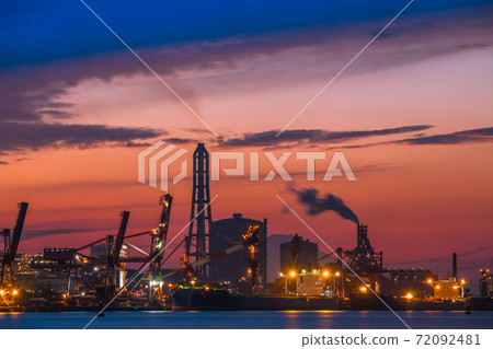 [Keiyo Industrial Zone, Nippon Steel & Sumitomo Metal Kimitsu Works' evening view silhouette and Mt. Fuji] 72092481