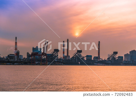 [Keiyo Industrial Zone, silhouette of the evening view of Nippon Steel & Sumitomo Metal Kimitsu Works] 72092483