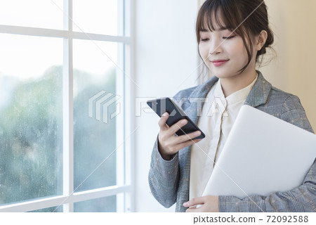Business woman smartphone Business woman smartphone 72092588