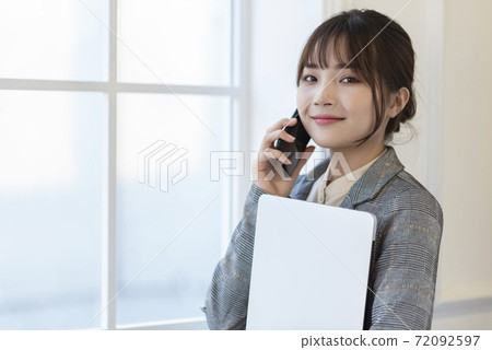 Business woman smartphone 72092597