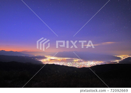 高Su山的night訪湖夜景和星空 高Su山的night訪湖夜景和星空 72092669