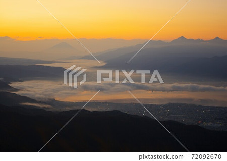 富士山從高柏地山越過Su訪湖 富士山從高柏地山越過Su訪湖 72092670