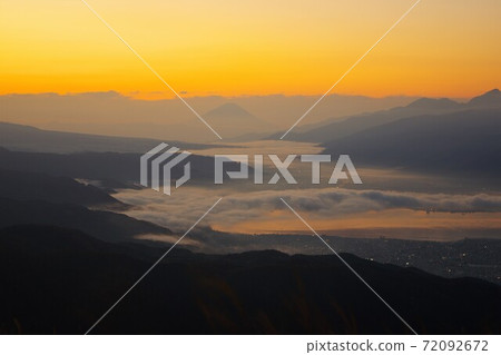 富士山從高柏地山越過Su訪湖 富士山從高柏地山越過Su訪湖 72092672