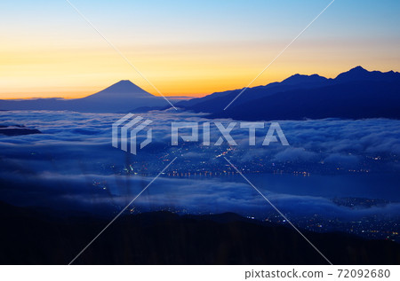 富士山從高柏地山越過Su訪湖 72092680